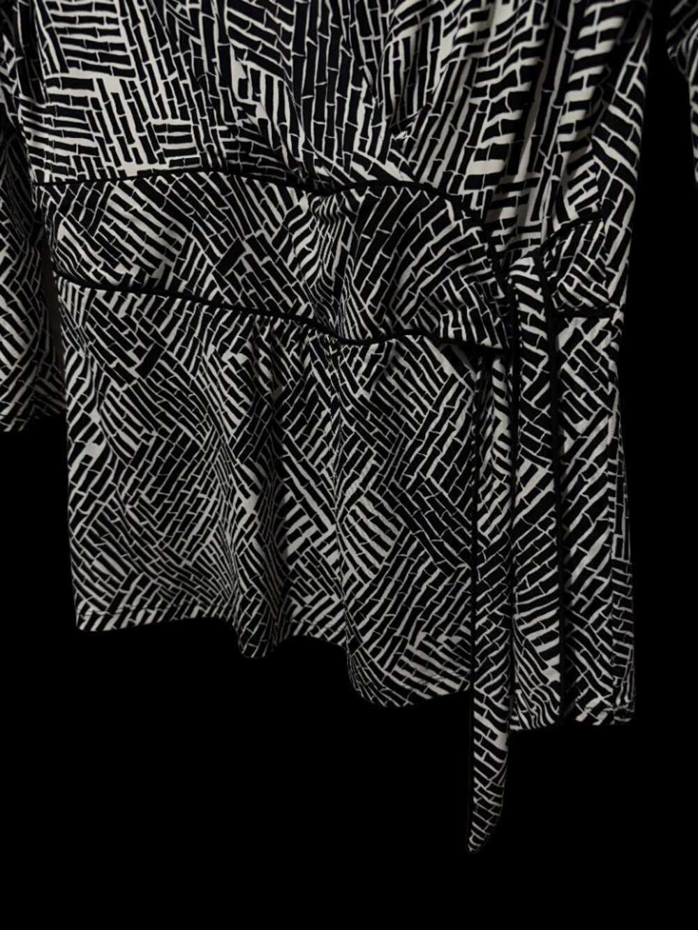 Ann Taylor Black White Abstract Graphic V-Neck Faux Wrap Tie Waist Blouse M - Picture 4 of 6